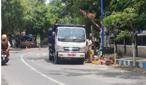 Usai Banjir, Tumpukan Sampah Terlihat Berserakan di Perkotaan Sampang