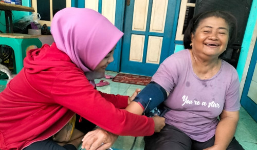HUT ke 50, PAC PDIP Lakarsantri Surabaya Door to Door Layani Kesehatan Masyarakat
