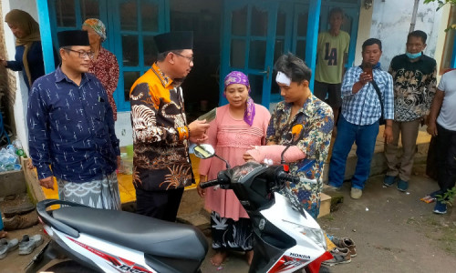 Terenyuh, Ketua DPRD Kabupaten Pasuruan Hadiahi Korban Begal Sepeda Motor