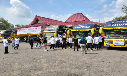 Ratusan Kades di Ngawi Geruduk DPR-RI Tuntut Masa Jabatan 9 Tahun