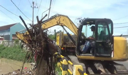 Tumpukan Rumpun Bambu dan Sampah di Madiun Sumbat Aliran Dibawah Jembatan Penghubung Wilayah Kota Dan Kabupaten