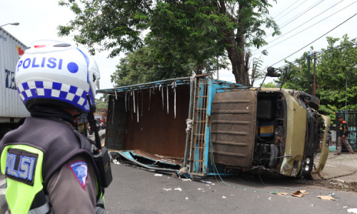Hilang Kendali Truck Muatan Kain Terguling di Jombang