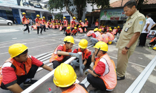 Target Pecahkan Rekor MURI, Seribu Siswa SMK Probolinggo Dilatih Pembuatan Meja Lipat