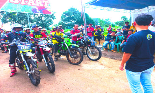 Gus Barra Acungkan Jempol Ratusan Rider Trail Adventure ITM di Mojokerto Gelar Baksos