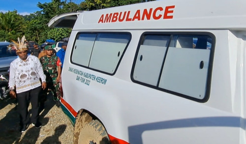 Apresiasi Kinerja Nakes Puskesmas Towe, Bupati Serahkan Satu Unit Ambulans 