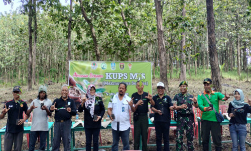 Lestarikan Kawasan Hutan Ngawi dengan Menanam Pohon