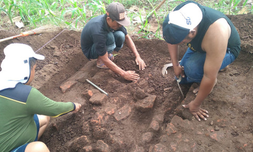 Arkeolog Temukan Fragmen Tembikar, Serta  Struktur Bata yang Sudah Rusak 