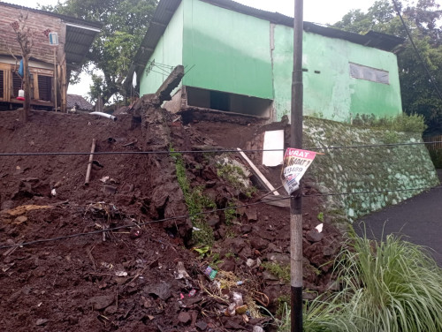 Tanah Longsor Tutup Akses Jalan di Jember, Dua Rumah Terancam Ambruk