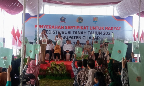 Ratusan Warga di Cilacap Terima Sertifikat Redistribusi Tanah dari Menteri ATR/BPN