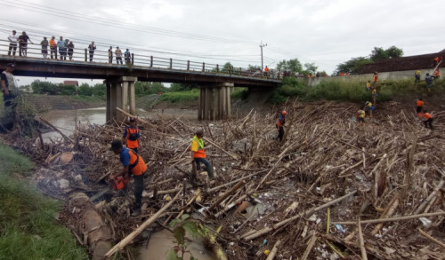 Tumpukan Sampah Sumbat Aliran Sungai Jeroan Madiun Dibersihkan 