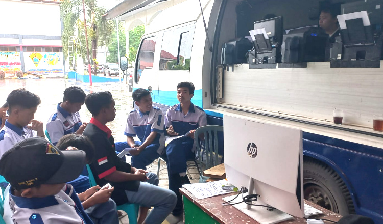 Sasar Anak Sekolah, Banyuwangi Jemput Bola Rekam e-KTP Jelang Pemilu 2024