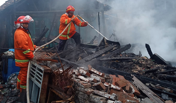 Ditinggal Pemilik, Rumah Warga di Banyuwangi Ludes Terbakar