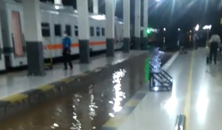 Banyuwangi Dikepung Banjir, Perjalanan Kereta Api Terhambat