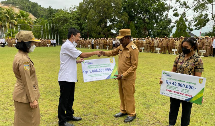 Dua Orang Ahli Waris Non ASN Terima Santunan BPJS 