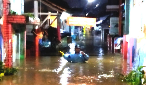 Banjir Setinggi Leher Orang Dewasa Rendam Puluhan Rumah di Banyuwangi