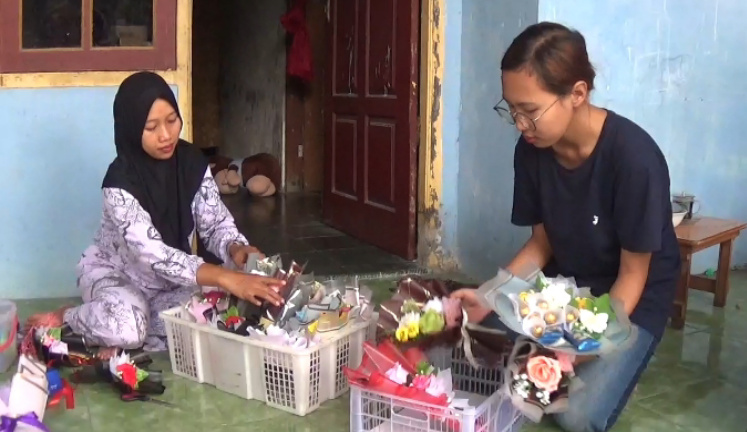 Jelang Valentine, Perajin Buket di Jombang Kebanjiran Order Pesanan