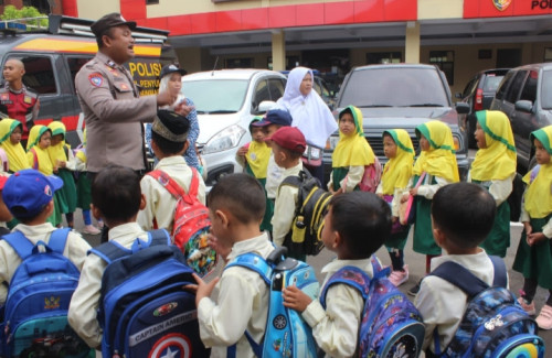 Kenalkan Profesi dan Tugas Polisi, Puluhan Anak TK Aisyiyah Bustanul Athfal Lamaran Kunjungi Polres Brebes 