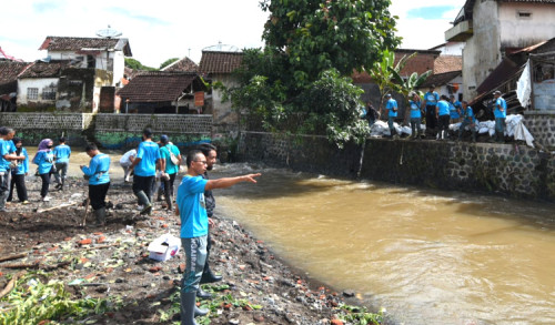 DPU Pengairan Banyuwangi Pasang Sandbag Antisipasi Sementara Banjir Luapan Sungai Kalilo