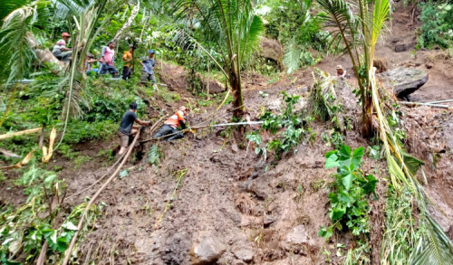 Perbaiki Saluran Air saat Hujan Deras, Seorang Warga di Banyuwangi Hilang Tertimbun Longsor