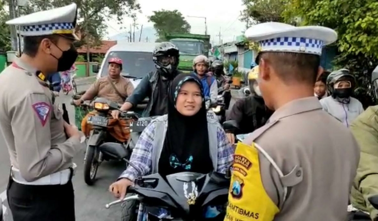 Polsek Wonoayu Sosialisasikan Operasi Semeru, Edukasi Pengendara Utamakan Keselamatan