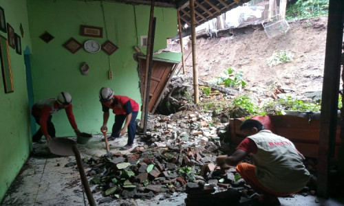 Tanah Longsor Timpa Rumah Warga di Dliwang, Semarang