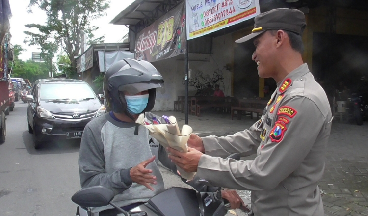 Polsek Wonoayu Berikan Buket dan Cokelat Pengendara Tertib Lalu Lintas