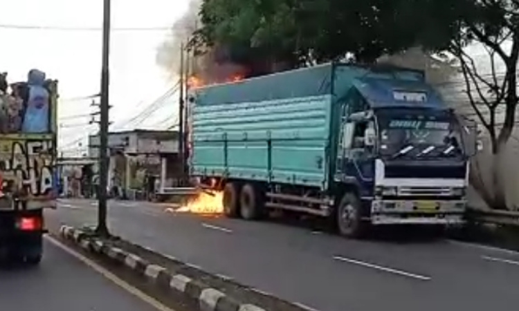 Truk Boks Pengantar Paket Mendadak Terbakar