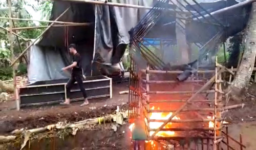 Polisi Gerebek dan Bakar Arena Judi Sabung Ayam di Banyuwangi