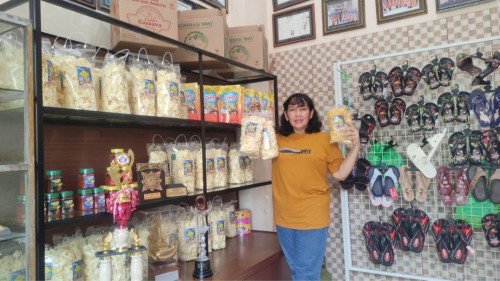  Ibu Rumah Tangga di Mojokerto Raup Omzet 100 Juta Per Bulan dari Menjual Kerupuk Singkong