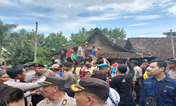 Warga Padati Rekontruksi Peristiwa Pembunuhan di Ngawi, Adegan ke 7 mengerikan