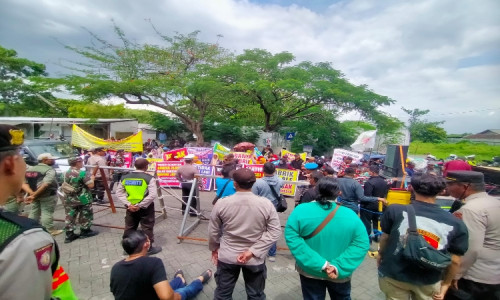 Protes Dugaan Pencemaran Sungai, Puluhan Warga Mojoparon Geruduk Pabrik Ale-ale
