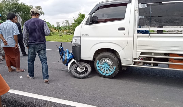 Bruk!!! Mobil Pick Up Seruduk Motor di Sampang 