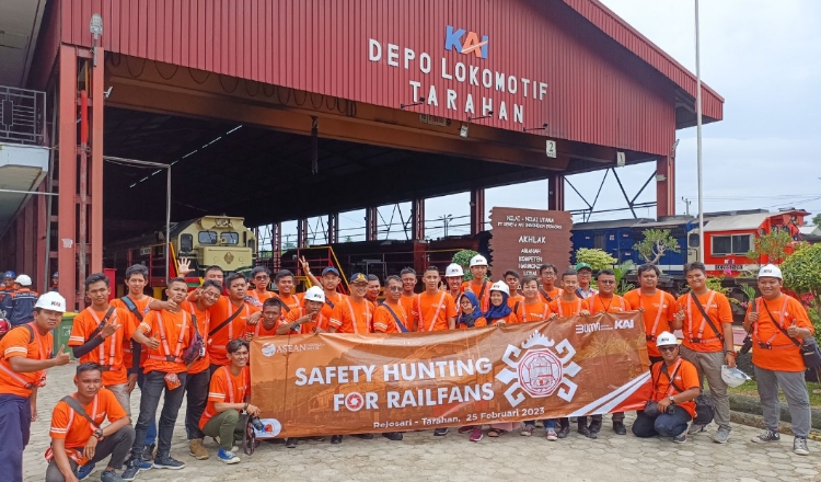 Antusiasme Peserta Safety Hunting Saat Diajak Berkunjung ke Depo Lokomotif Tarahan Lampung