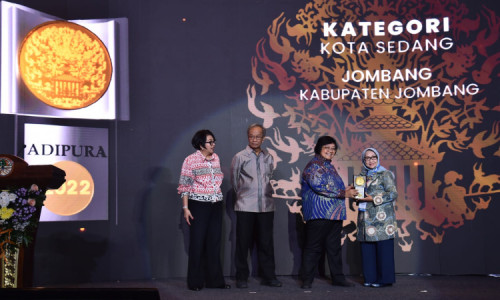 Kabupaten Jombang Terima Piala Adipura Kategori Kota Sedang dari Menteri KLHK RI