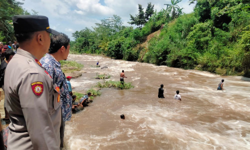 Hendak Salat Jumat Mandi di Sungai, Remaja Terseret Arus Banjir