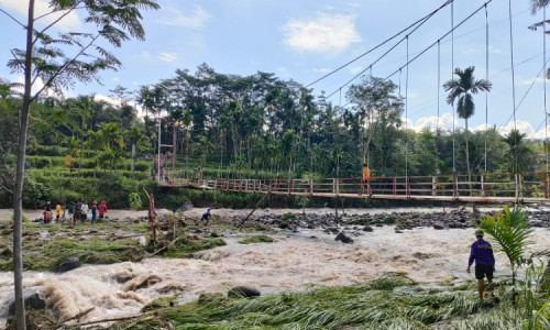 Aktivitas Warga Pakuniran - Gading Probolinggo Terganggu Akibat Jembatan Rusak