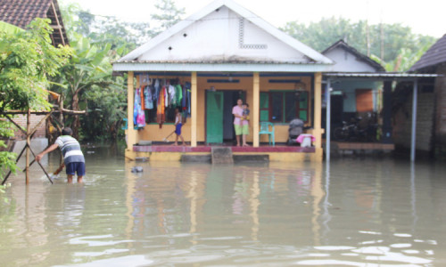 Hujan Deras Semalam, Dusun Balongsono Jombang Masih Tergenang Air 