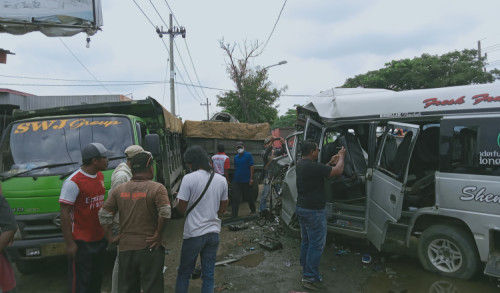 Elf Rombongan Ziarah Wali Asal Sarang Terlibat Kecelakaan, Tabrak Truk PT SWJ Parkir di Tuban