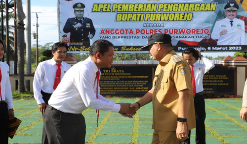 Bupati Agus Bastian Berikan Piagam Penghargaan kepada Anggota Personil Polres Purworejo