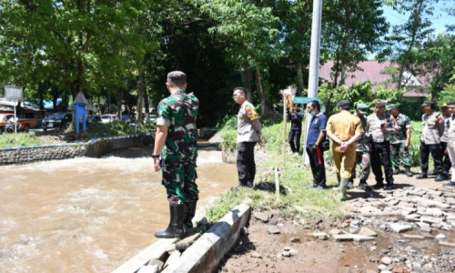 Tinjuan Lokasi Pasca Banjir Bersama Dandim, Polres Bondowoso Imbau Masyarakat Agar Waspada