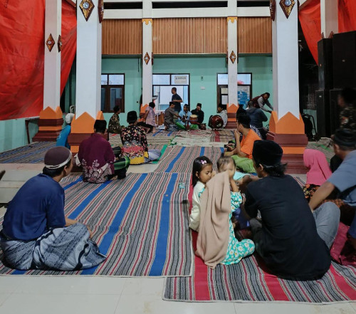 Mahasiswa KKN IKHAC Ruwahan Bersama warga di Desa Gumeng Mojokerto