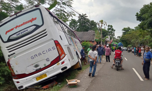 Sebelum Bus Pariwisata Ngeblong, Warga Cium Bau Kampas Rem Terbakar