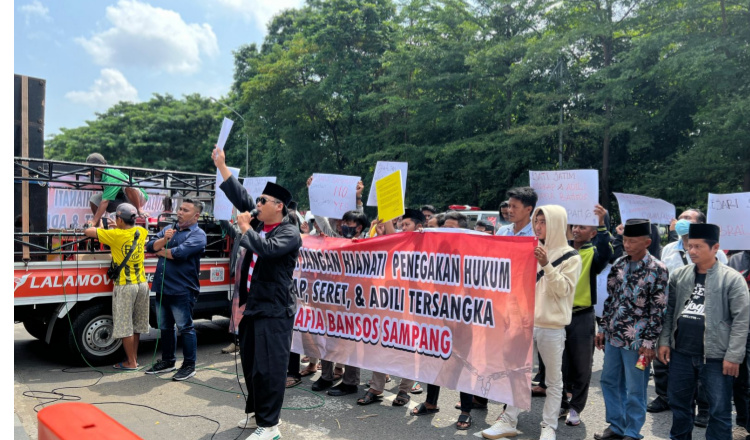 Terkait Dugaan Korupsi Bansos Masyarakat Sampang Demo Kejati Surabaya