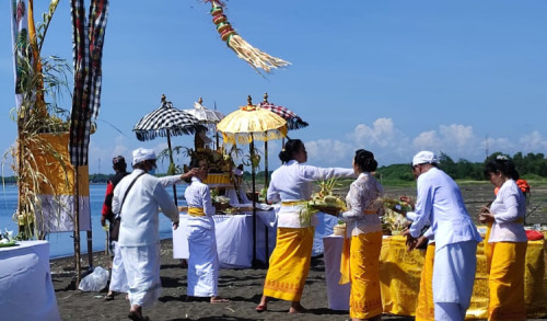 Khidmat, Ratusan Umat Hindu di Banyuwangi Ikuti Upacara Melasti Jelang Nyepi