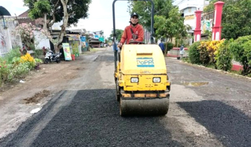 Jelang Puasa, Dinas PU CKPP Banyuwangi Gencar Lakukan Pemeliharaan Jalan