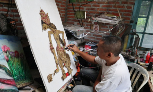 Kreatif! Pria di Jombang Tuangkan Ekspresi dengan Seni Lukis Bulir Padi