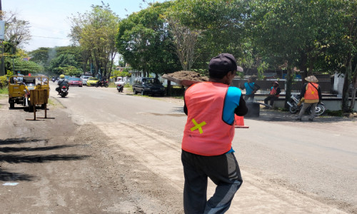 Baru Ditambal PU, Pengendara Keluhkan Jalan Ngawi-Paron Kembali Rusak