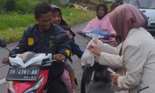 SMP IIBS Arrahman Kalisat, Berbagi Takjil Puasa di Awal Ramadhan