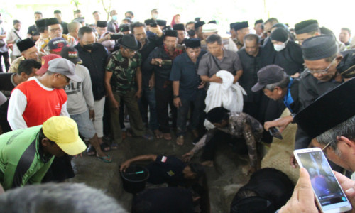 Ribuan Peziarah Hadiri Pemakaman Mantan Bupati Jombang Nyono Suharli Wihandoko