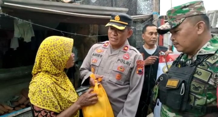 Aksi Polisi di Kota Tegal Bagikan Paket Sembako bagi Warga Kurang Mampu